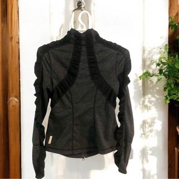 Zella Womanʻs XS black jacket with ruching on sleeves - Picture 2 of 12